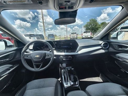 Used 2025 Chevrolet Trax LT FWD image 19
