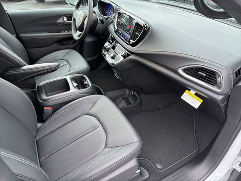 New 2026 Chrysler Pacifica Select image 26