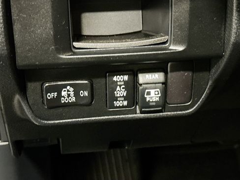 Used 2017 Toyota Tacoma TRD Off-Road w/ Premium & Technology Package image 8