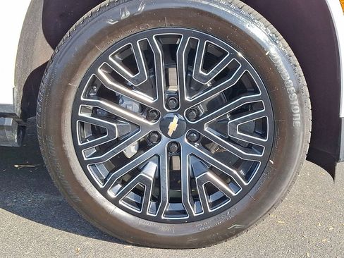 Certified 2025 Chevrolet Suburban High Country AWD/4WD image 27