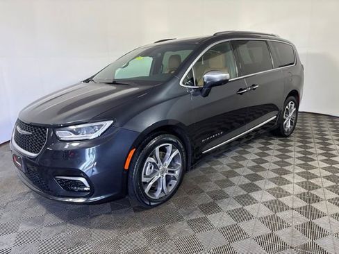 Used 2021 Chrysler Pacifica Pinnacle AWD/4WD image 3