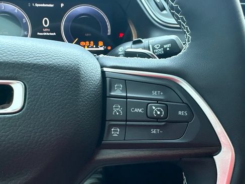 Used 2025 Jeep Grand Cherokee Limited AWD/4WD image 17