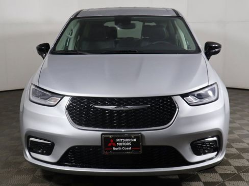 Used 2024 Chrysler Pacifica Touring-L FWD image 11