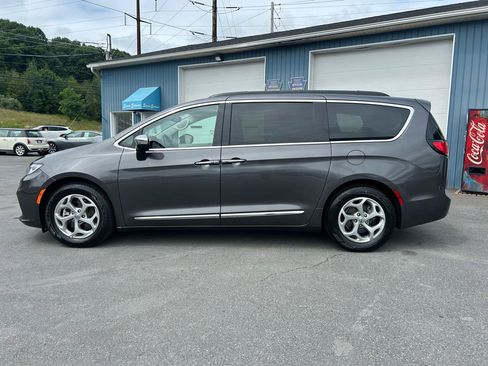 Used 2023 Chrysler Pacifica Limited FWD image 2