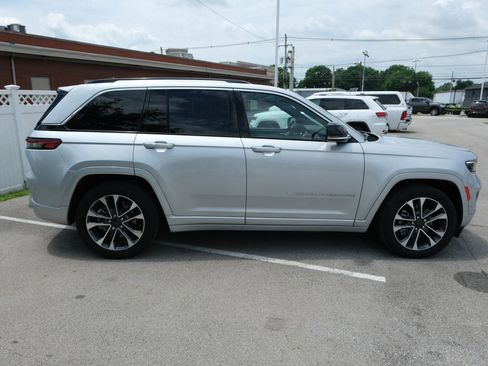 Used 2023 Jeep Grand Cherokee Overland w/ Advanced Protech Group III AWD/4WD image 2
