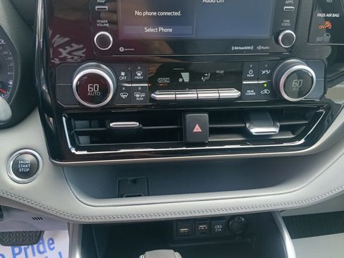 Used 2020 Toyota Highlander LE AWD/4WD image 14