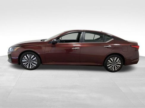 Used 2024 Nissan Altima 2.5 SV image 2