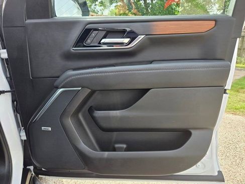 Used 2025 GMC Yukon XL Denali AWD/4WD image 26