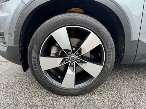Used 2019 Volvo XC40 T5 Momentum AWD/4WD image 2