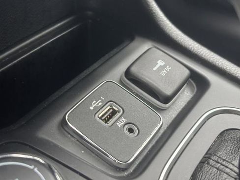 Used 2020 Jeep Cherokee Latitude Plus image 23