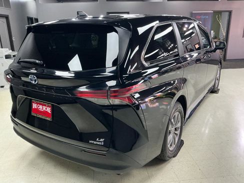 Used 2022 Toyota Sienna LE image 3