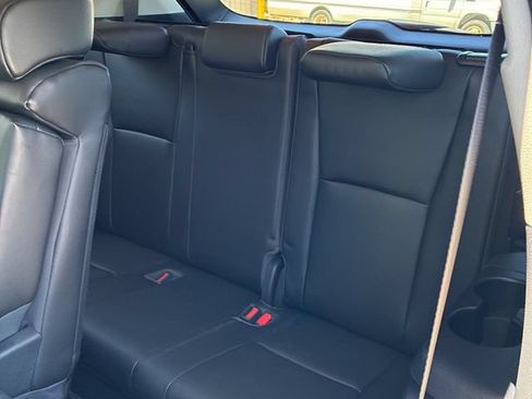 Used 2023 Toyota Highlander XLE AWD/4WD image 8