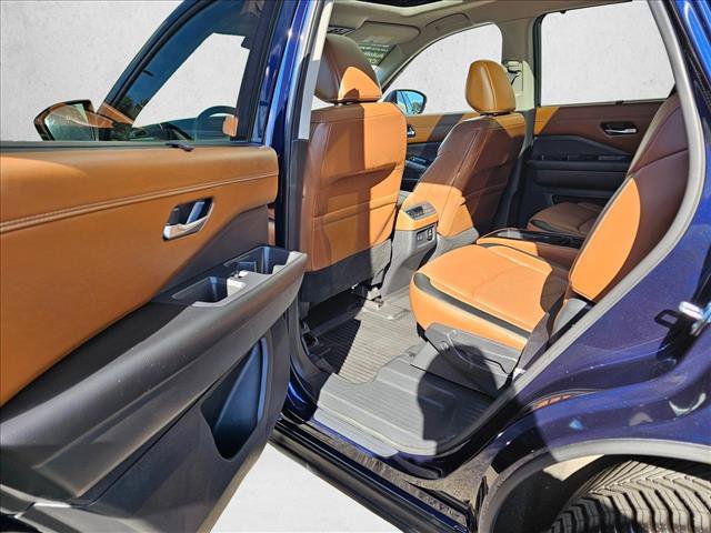 Used 2022 Nissan Pathfinder Platinum AWD/4WD image 17