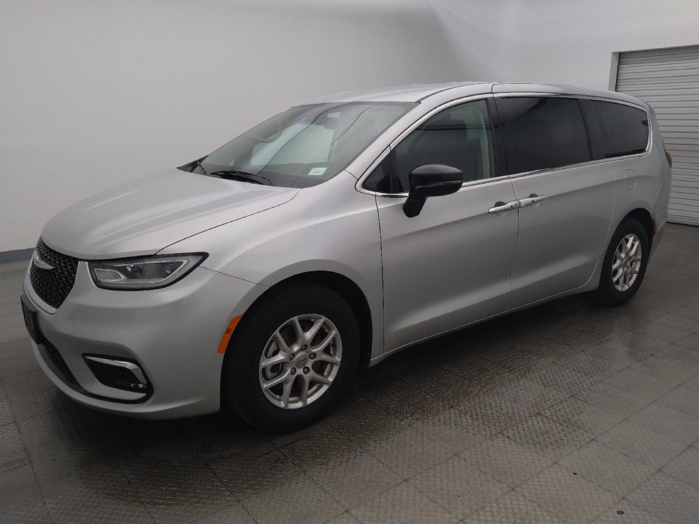 Used 2024 Chrysler Pacifica Touring-L FWD image 2
