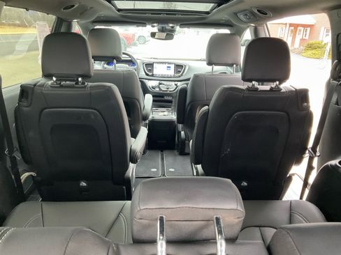 Used 2021 Chrysler Pacifica Touring-L w/ Premium & Safety Sphere Group image 22