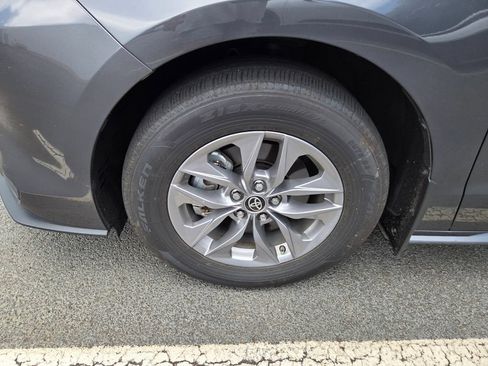 Used 2025 Toyota Sienna XLE FWD image 4