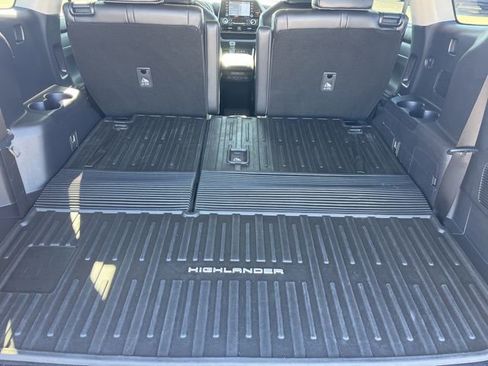 Used 2021 Toyota Highlander XLE image 25