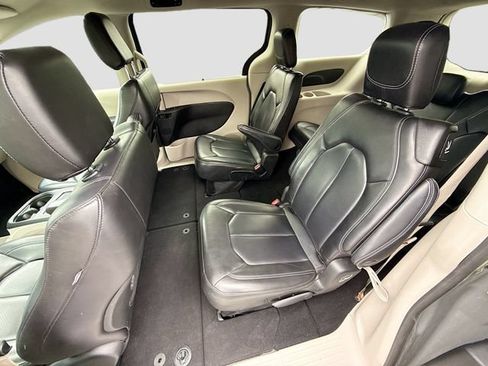 Used 2023 Chrysler Pacifica Touring-L FWD image 31