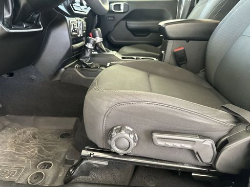 Used 2023 Jeep Gladiator Willys image 14