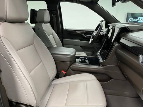 Used 2025 GMC Yukon XL Elevation w/ Elevation Premium Package AWD/4WD image 60