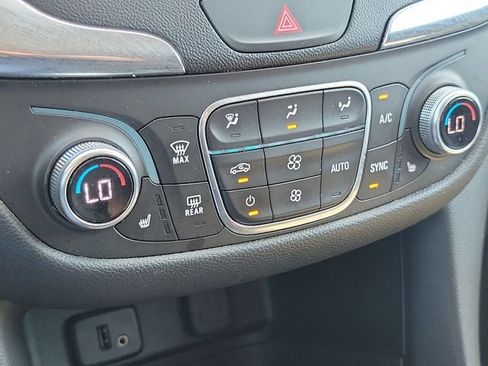 Used 2018 Chevrolet Equinox LT FWD image 18