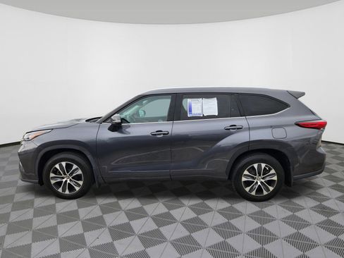 Used 2020 Toyota Highlander XLE AWD/4WD image 5