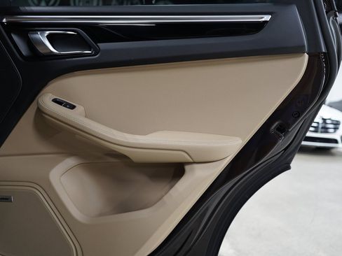 Used 2022 Porsche Macan AWD/4WD image 18