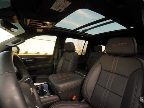 Used 2025 Chevrolet Suburban High Country image 24