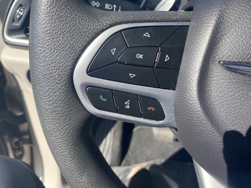 Used 2018 Chrysler Pacifica LX w/ Tire & Wheel Group FWD image 11