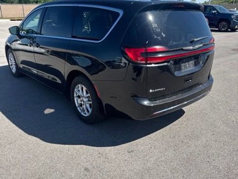 Used 2023 Chrysler Pacifica Touring-L FWD image 5