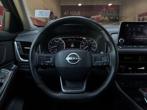 Used 2025 Nissan Rogue SV FWD image 32