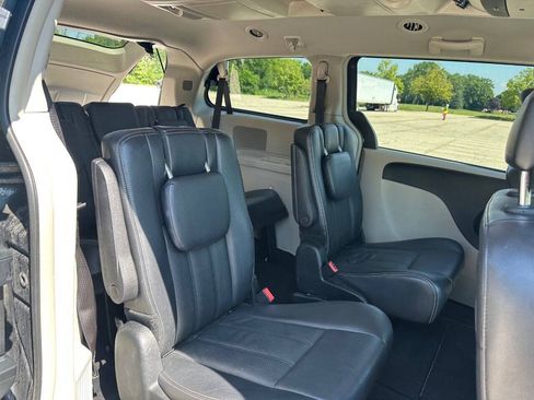 Used 2012 Chrysler Town & Country Touring w/ Entertainment Group #1 FWD image 17