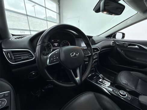 Used 2017 INFINITI QX30 Premium w/ Navigation Package image 12