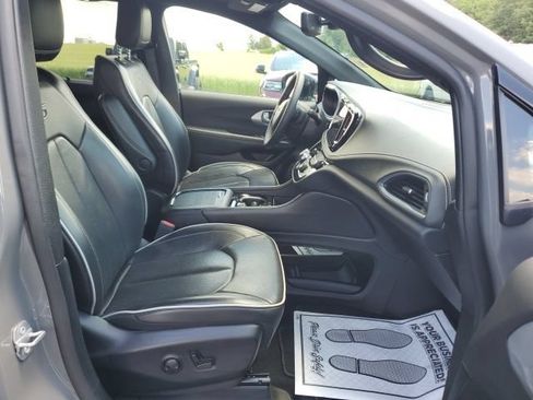 Used 2025 Chrysler Pacifica Limited FWD image 24