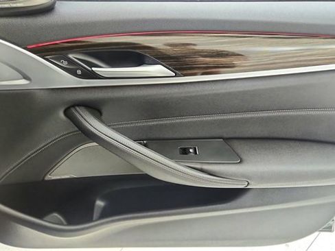 Used 2023 BMW 530e xDrive w/ Premium Package image 23