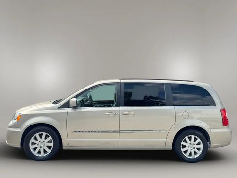 Used 2013 Chrysler Town & Country Touring FWD image 6