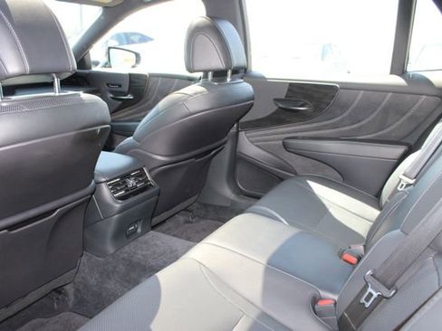 Certified 2022 Lexus LS 500 w/ Accessory Package (Z2) RWD image 9