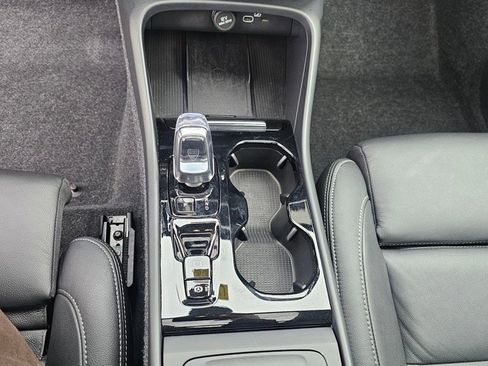 Certified 2025 Volvo XC40 B5 Ultra w/ Climate Package image 25