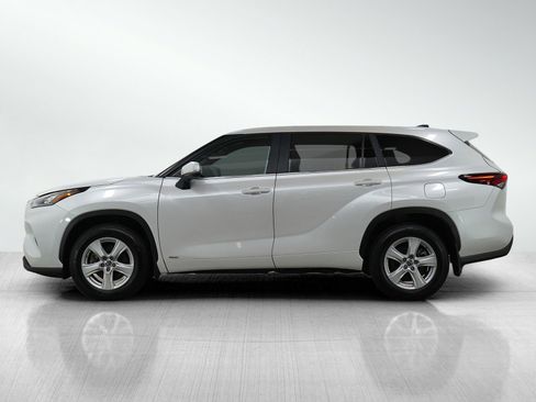 Used 2024 Toyota Highlander LE image 2