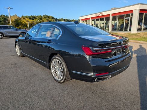 Used 2022 BMW 740i xDrive image 3