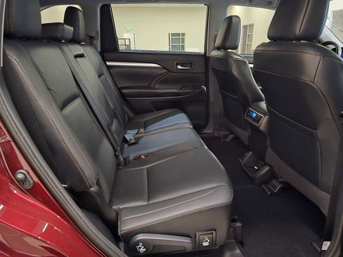 Used 2019 Toyota Highlander XLE AWD/4WD image 27