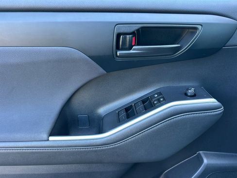 Used 2024 Toyota Highlander LE image 10