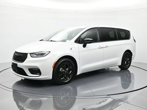 Used 2024 Chrysler Pacifica Limited FWD image 1