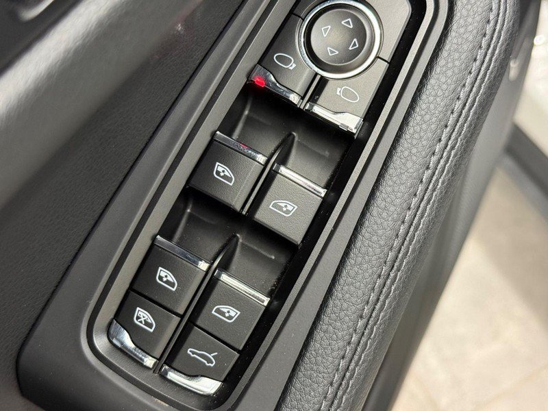 Certified 2025 Porsche Macan AWD/4WD image 26