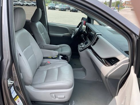 Used 2017 Toyota Sienna XLE w/ XLE Navigation Package AWD/4WD image 44