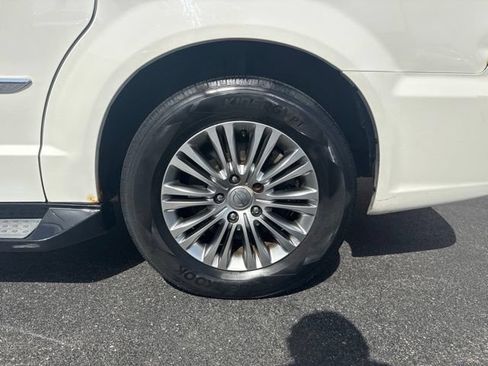 Used 2013 Chrysler Town & Country Touring-L w/ Driver Convenience Group FWD image 15