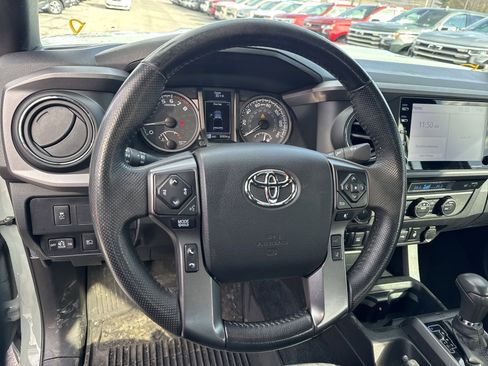 Used 2022 Toyota Tacoma TRD Sport image 14