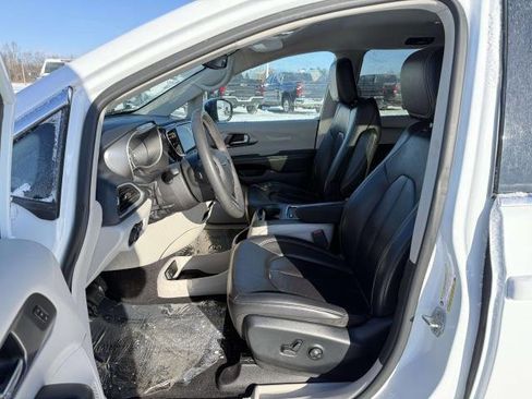 Used 2023 Chrysler Pacifica Touring-L image 11