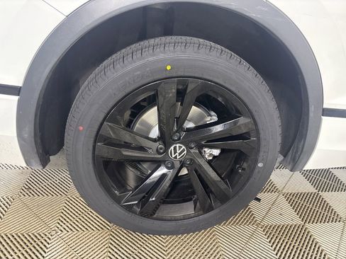 Used 2023 Volkswagen Tiguan SE R-Line FWD image 30