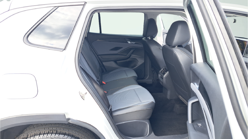 Used 2026 Volkswagen Tiguan SE AWD/4WD image 14